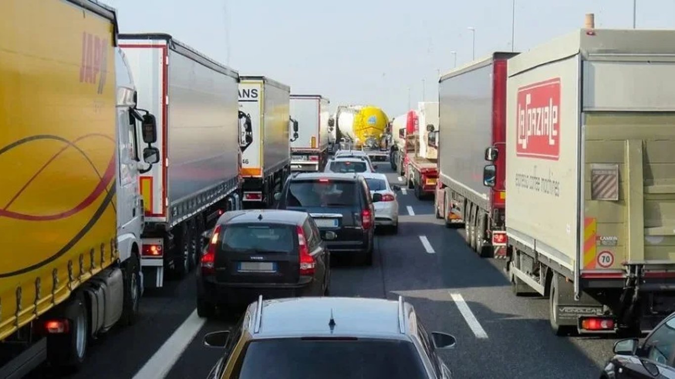 Пробки в Киеве: в столице насчитали тысячи грузовиков в день