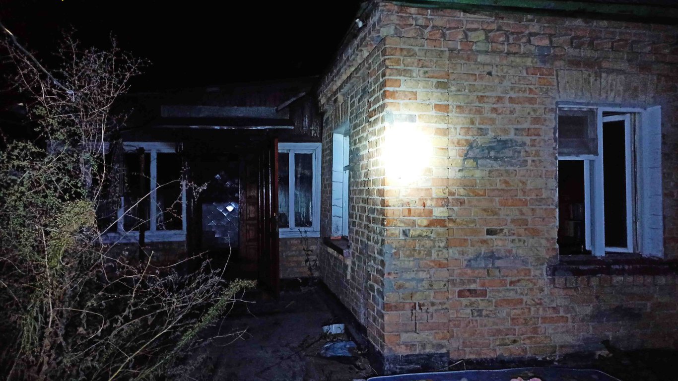 Пожежа на Київщині - чоловік застряг у палаючому будинку