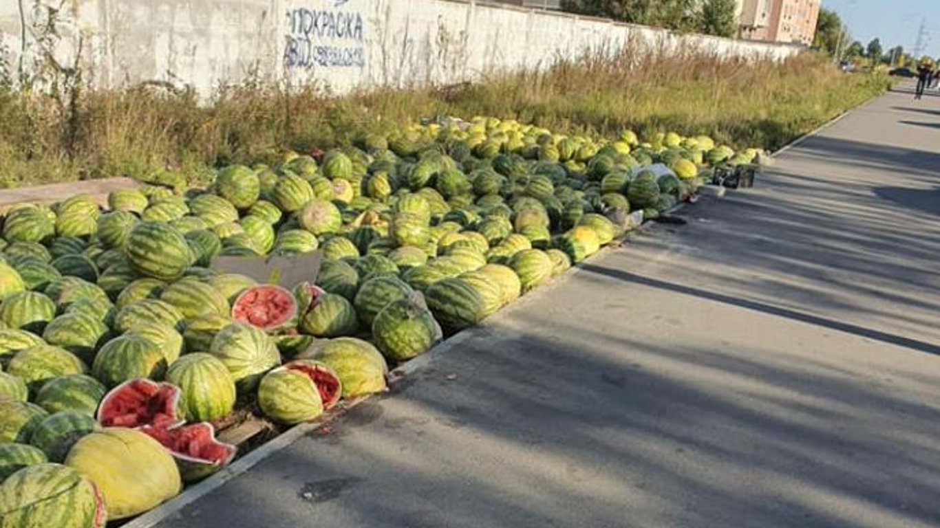 В Киеве торговцы оставили после себя горы гнилых арбузов