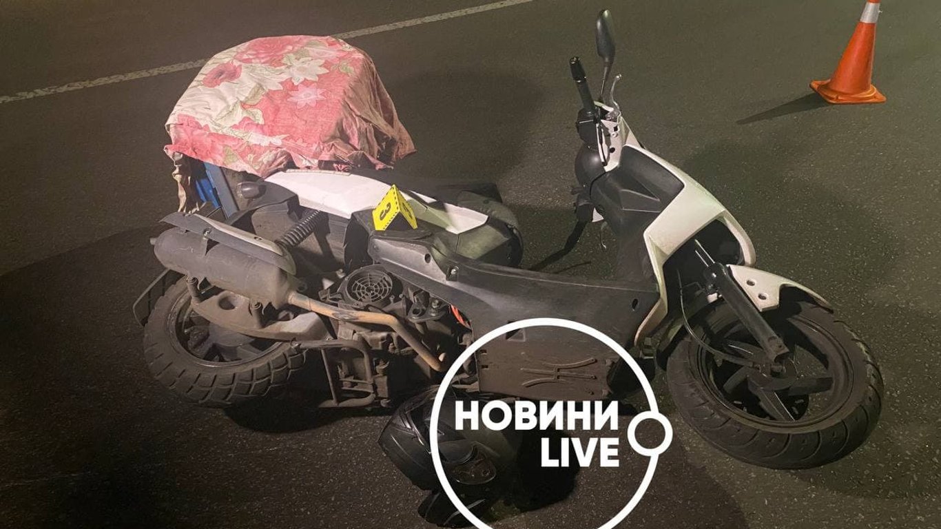 У Києві легковик збив кур'єра на скутері - що відомо про ДТП