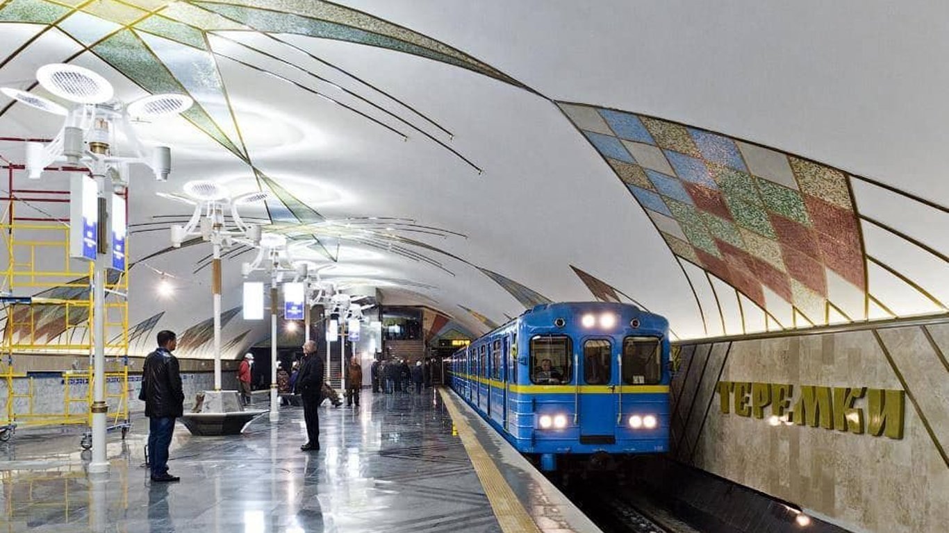 Київський метрополітен - у одного з пасажирів розійшлися шви