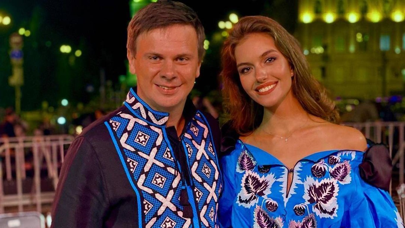 Саша Кучеренко похвалилася ідеальними ногами в яскравому костюмі - фото