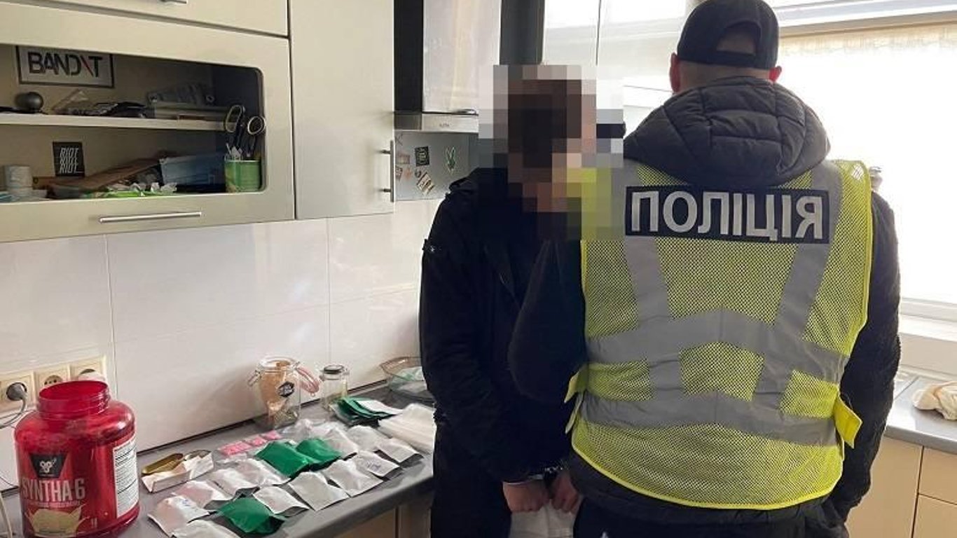 Торговля наркотиками через интернет - киевлянин попался на кокаине