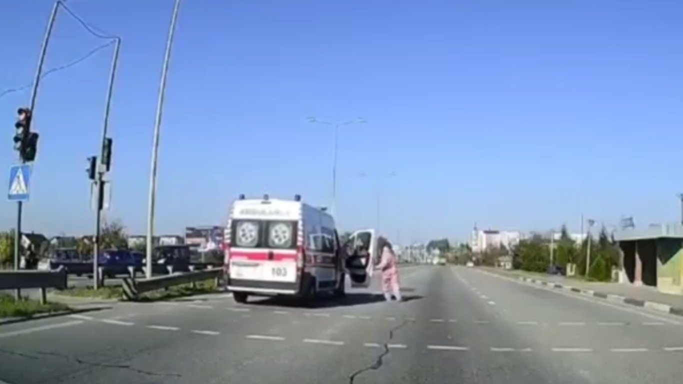 Скорая сбила мужчину на переходе трассы Киев-Чоп - видео