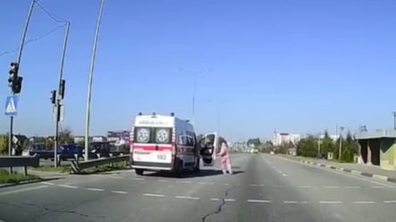 "Скорая" сбила мужчину на переходе трассы "Киев-Чоп". Видео - 285x160