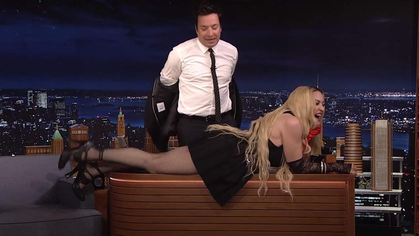 Мадонна показала спідню білизну в ефірі вечірнього шоу