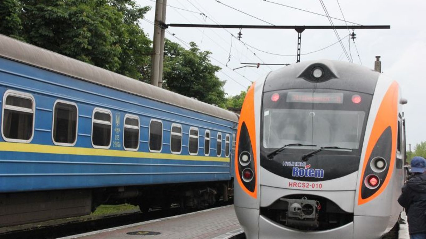 Укрзализныця запускает на выходные 15 дополнительных поездов