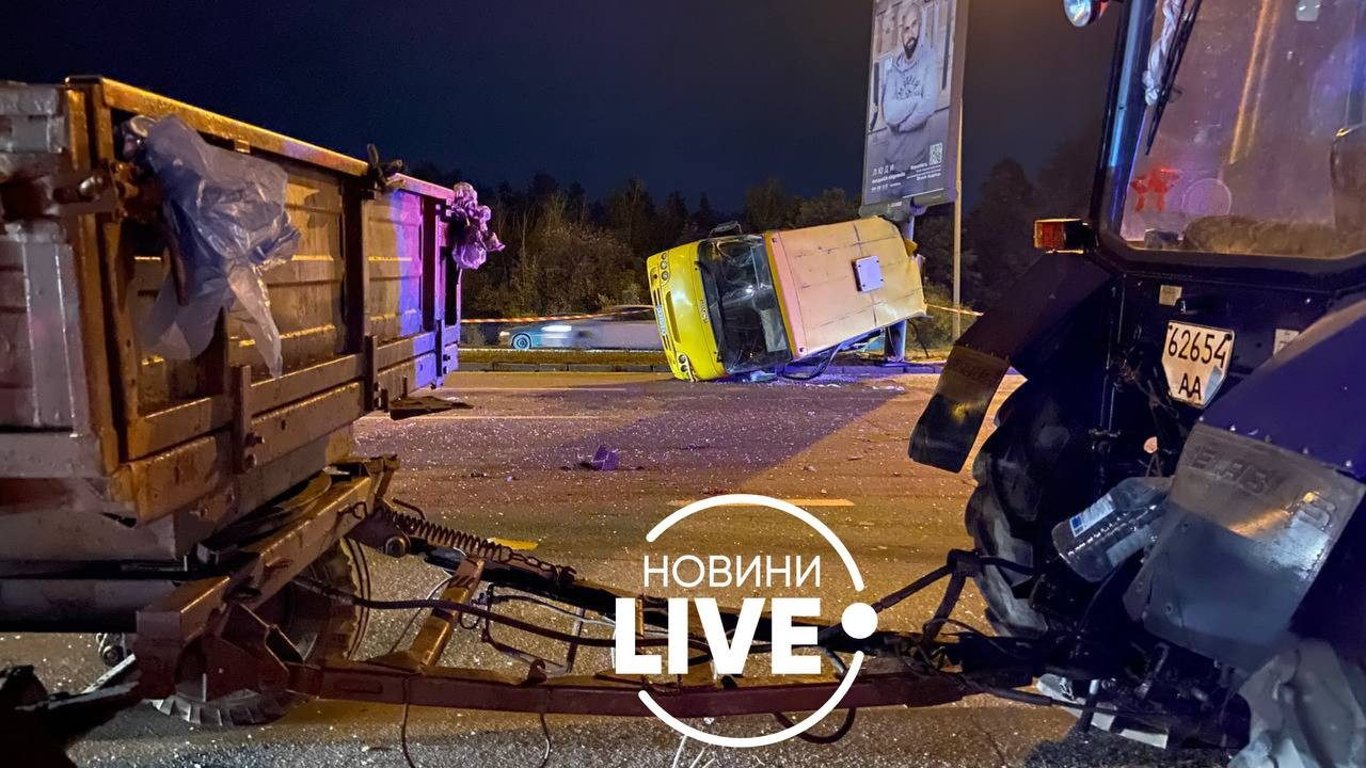 В аварии с маршруткой в Киеве пострадали 6 человек