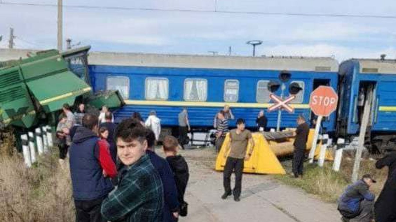 В поезд двигавшийся из Харькова врезался комбайн - подробности