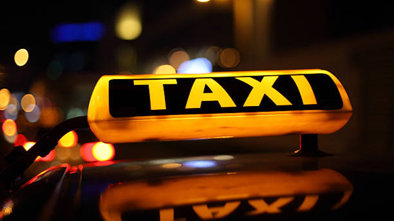 В Харькове напали на таксиста - трое пьяных хулиганов начали избивать водителя