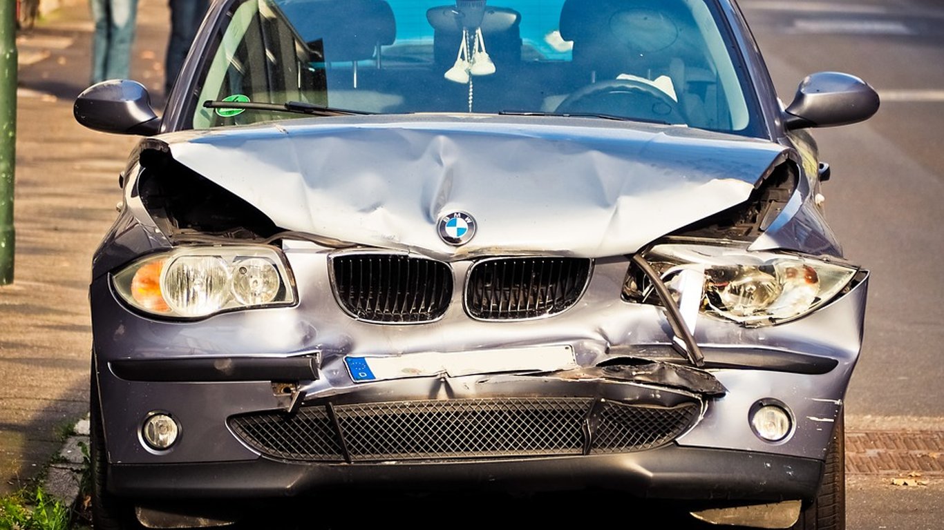 Нічна ДТП у Харкові – BMW влетіла у під’їзд будинку