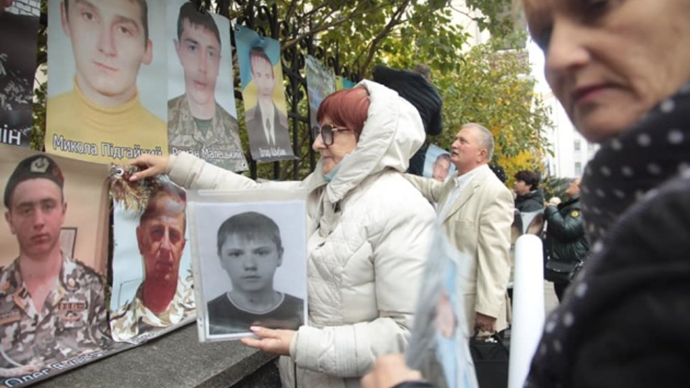 В Киеве под Офисом Президента проходит митинг "Стена надежды" - что известно