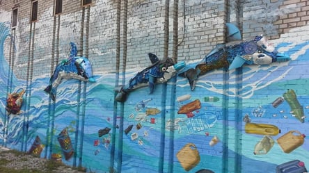 Трехметровый дельфин из пластика появился в Деснянском районе. Фото - 285x160