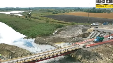 На Львовщине активно восстанавливают мост, который обвалился в мае. Видео - 285x160