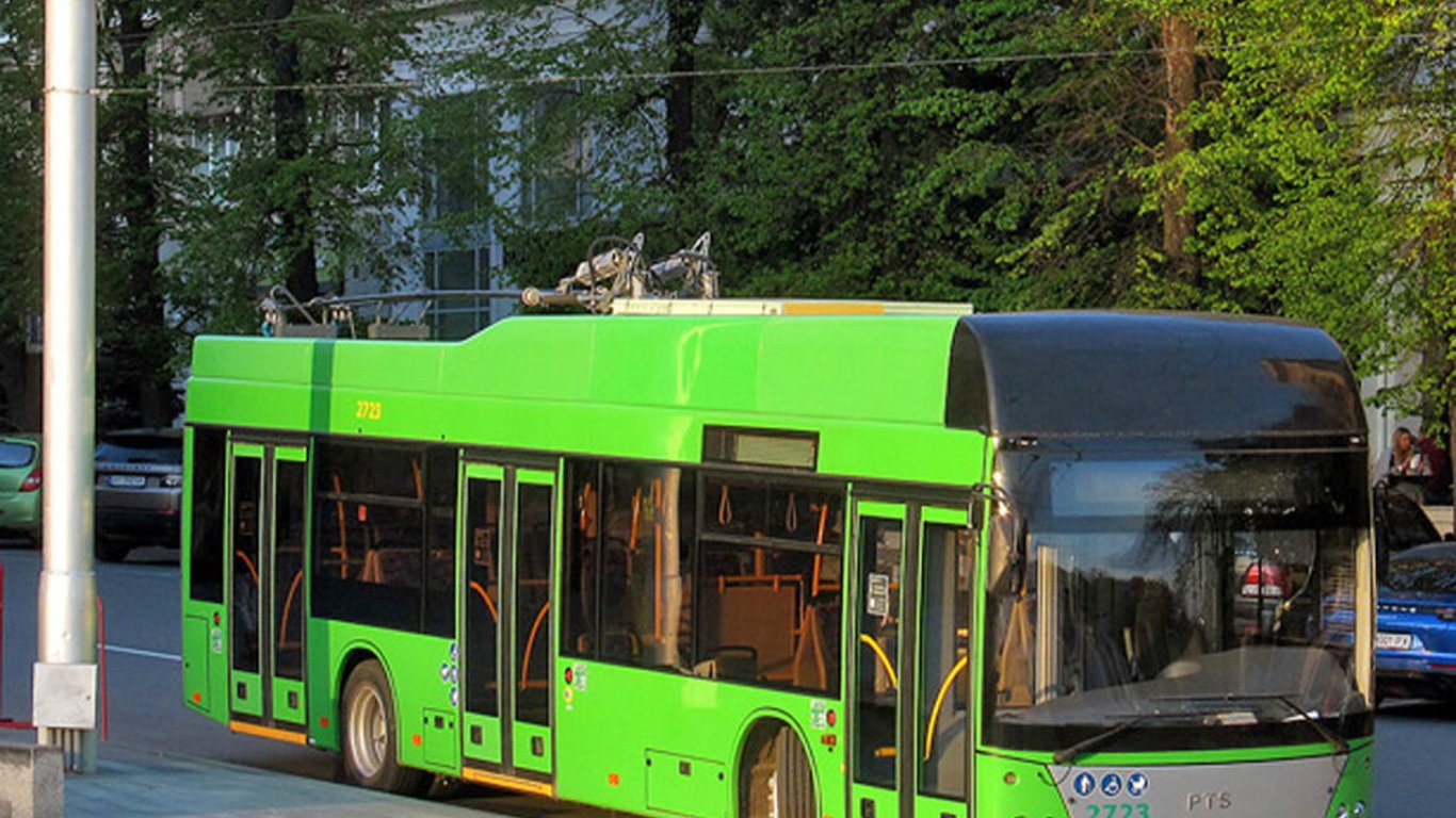 Тролейбус зніс зупинку у Харкові - відео