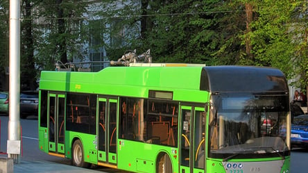 Тролейбус влетів у зупинку: відео та деталі аварії в центрі Харкова - 285x160