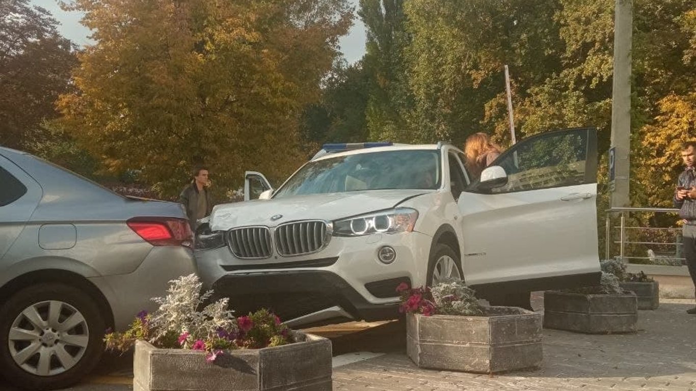В Харькове водитель протаранил два автомобиля