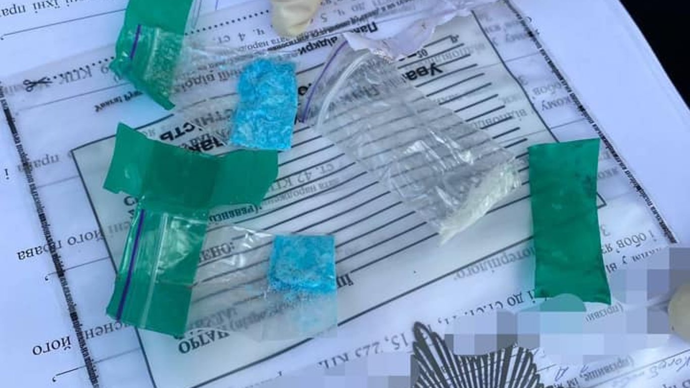Поліція Харкова затримала 8 осіб за підозрою в зберіганні наркотиків