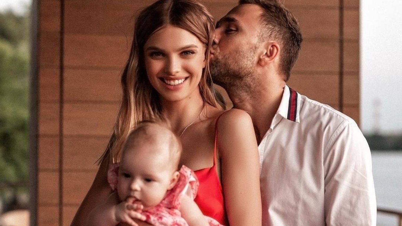 Холостяк Михайлюк умилил нежным фото с красавицей-женой и дочкой