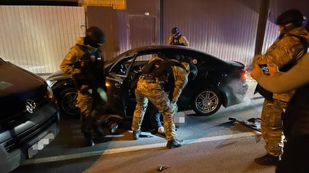 Наркотики, зброя та боєприпаси: у Києві затримали небезпечну банду наркодилерів. Відео - 285x160