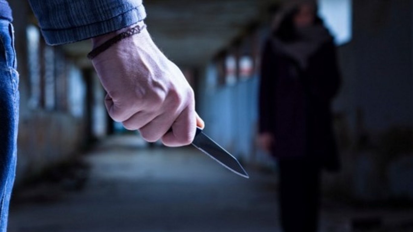 В Одессе мужчина ножом порезал девушку и ее знакомого