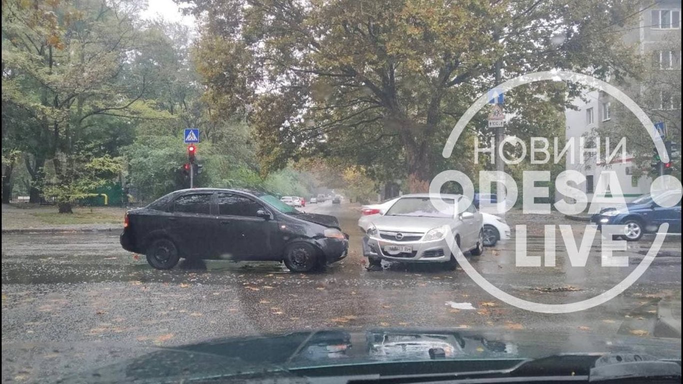 На вулицях Одеси масові ДТП через негоду