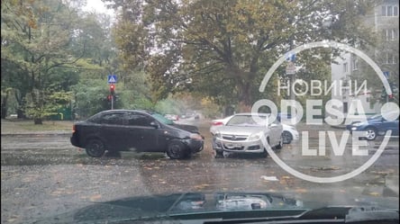 На вулицях Одеси масові ДТП через негоду: є постраждалі. Відео - 285x160