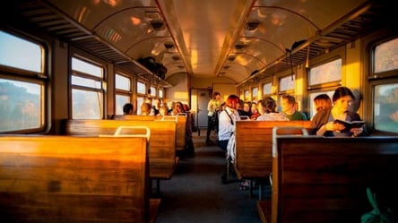 Цілий вагон без масок: на Харківщині  показали, як їздять пасажири приміського потяга. Фото - 285x160
