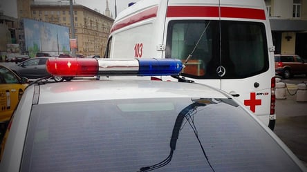 У Києві іномарка протаранила швидку і зникла з місця ДТП: відео зіткнення - 285x160