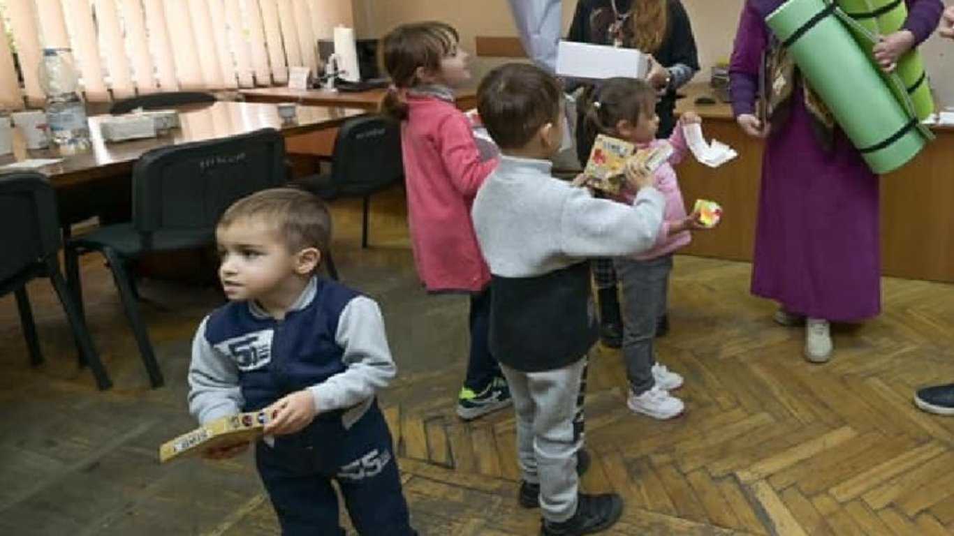 Киевлянка дала дом пятерым брошенным детям