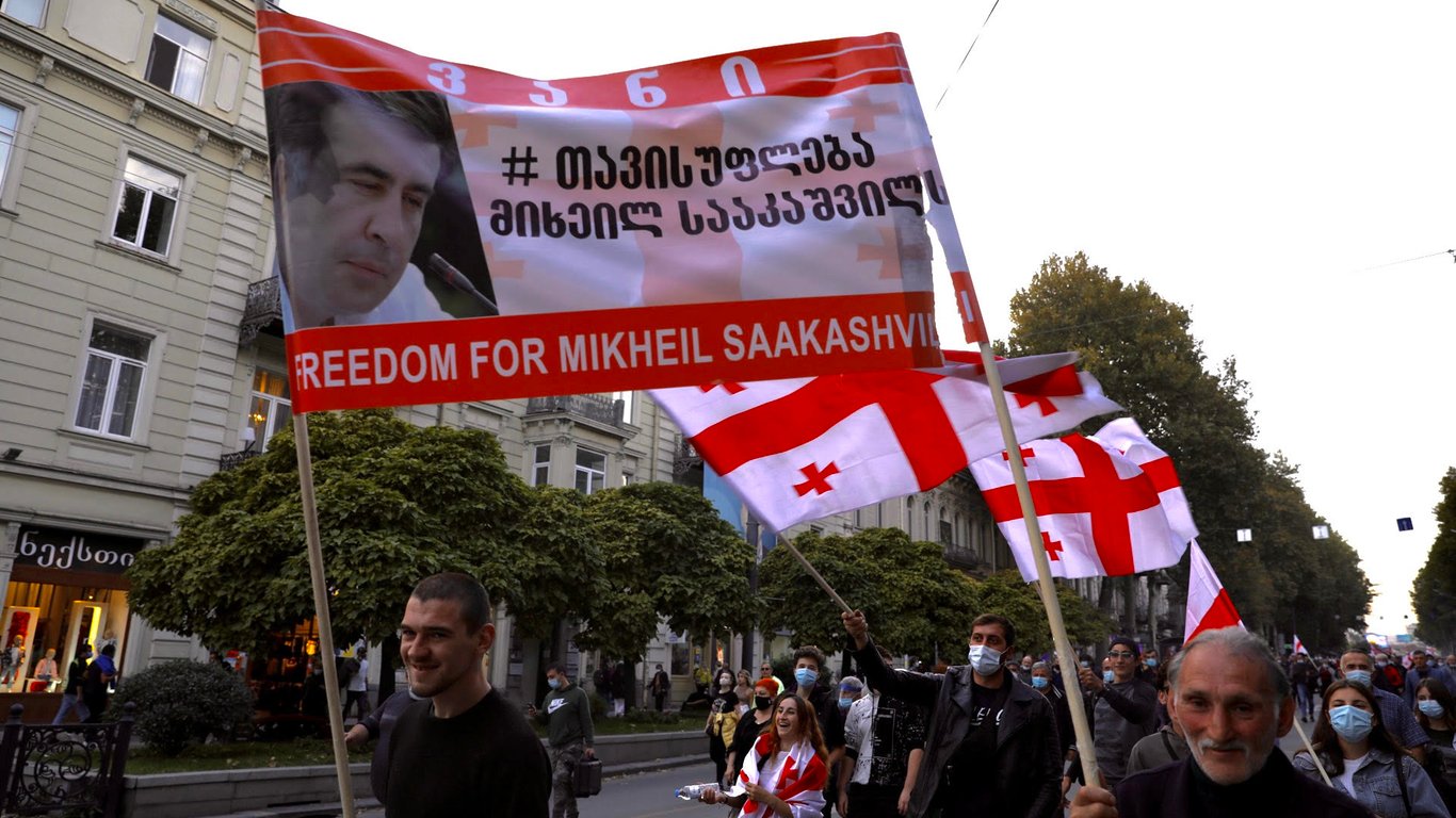 Акция протеста проходит в центре Тбилиси в поддержку Саакашвили - фото, видео