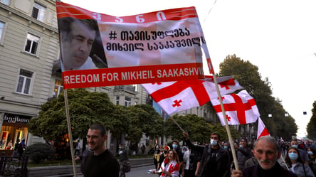 В Грузии более 50 тысяч человек вышли в поддержку Саакашвили: требуют освобождения. Фото, видео - 285x160