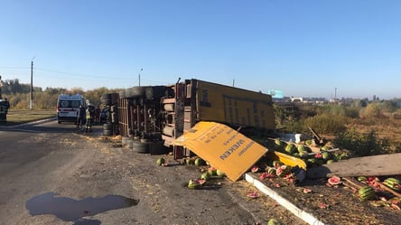 На Київщині дорогу всипало кавунами: водій фури не впорався з керуванням. Фото, відео - 285x160