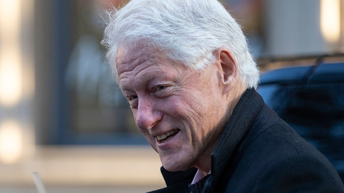 Билл Клинтон остается в больнице в Калифорнии