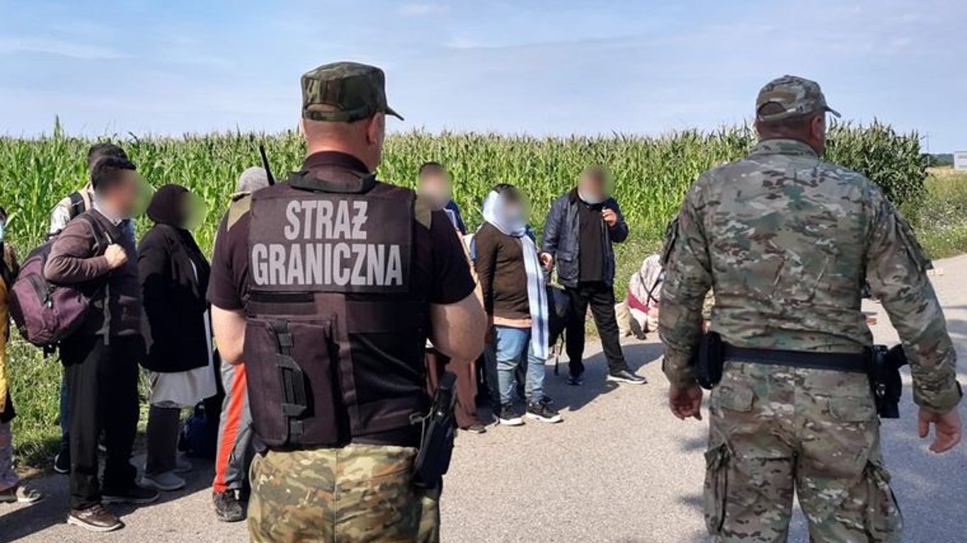 У Білорусі Сотні мігрантів штурмують польський кордон - відео
