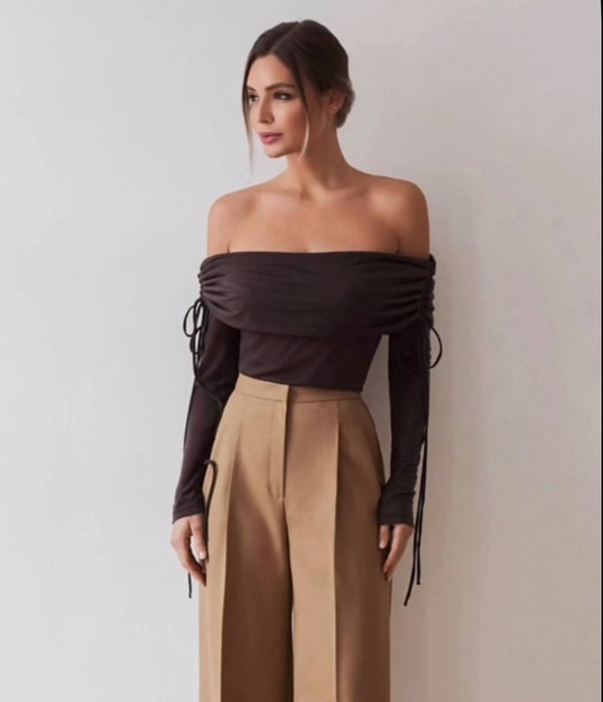 Штани з високою талією вдало підкреслять фігуру