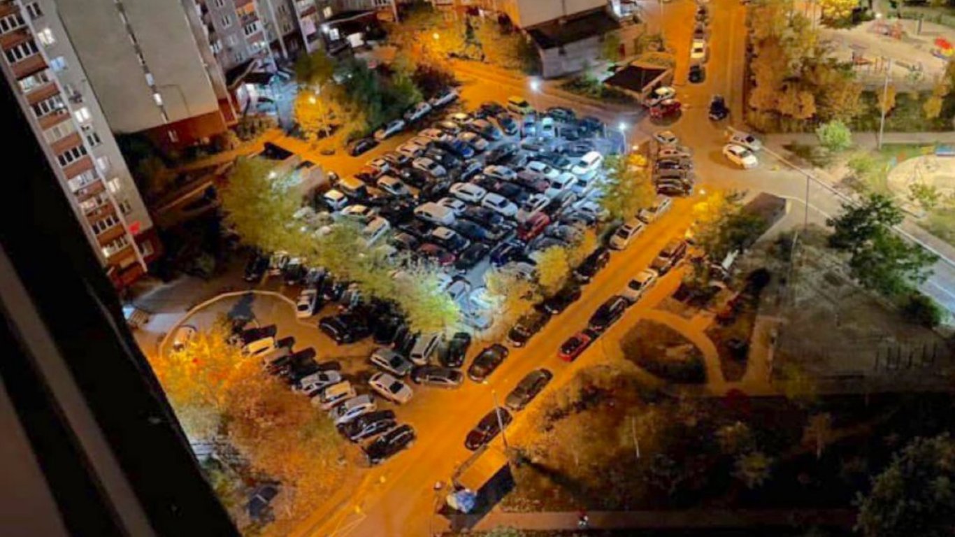 В сети показали, как забивают автомобилями дворы - Новости Киева