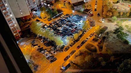 "Машина на машине": в сети показали, как "забивают" автомобилями киевские дворы. Фото - 285x160