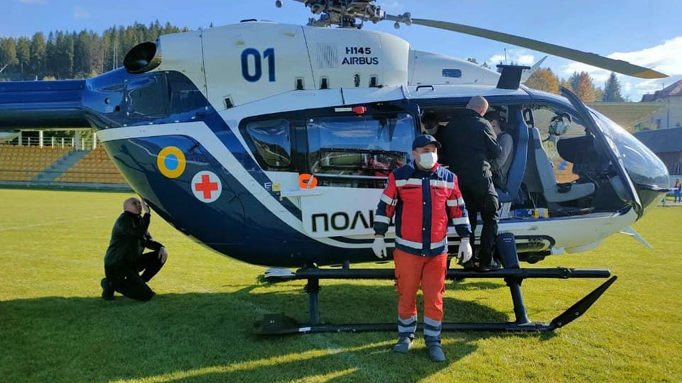 Вертолетом во Львов доставили больного мальчика