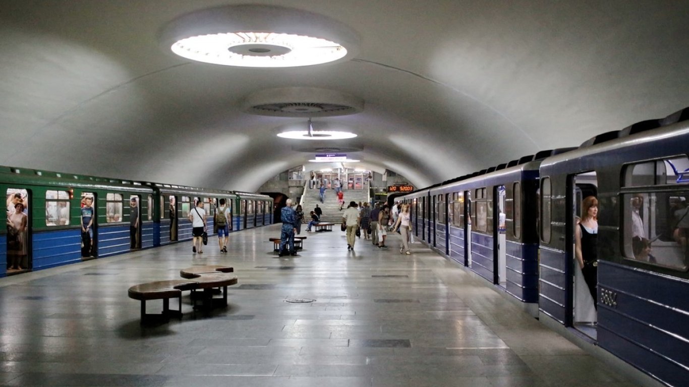 В метро Харькова мужчина в вагоне готовил еду и угощал пассажиров