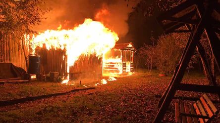 На Львівщині пожежники тричі за ніч гасили пожежі в одному населеному пункті. Фото - 285x160
