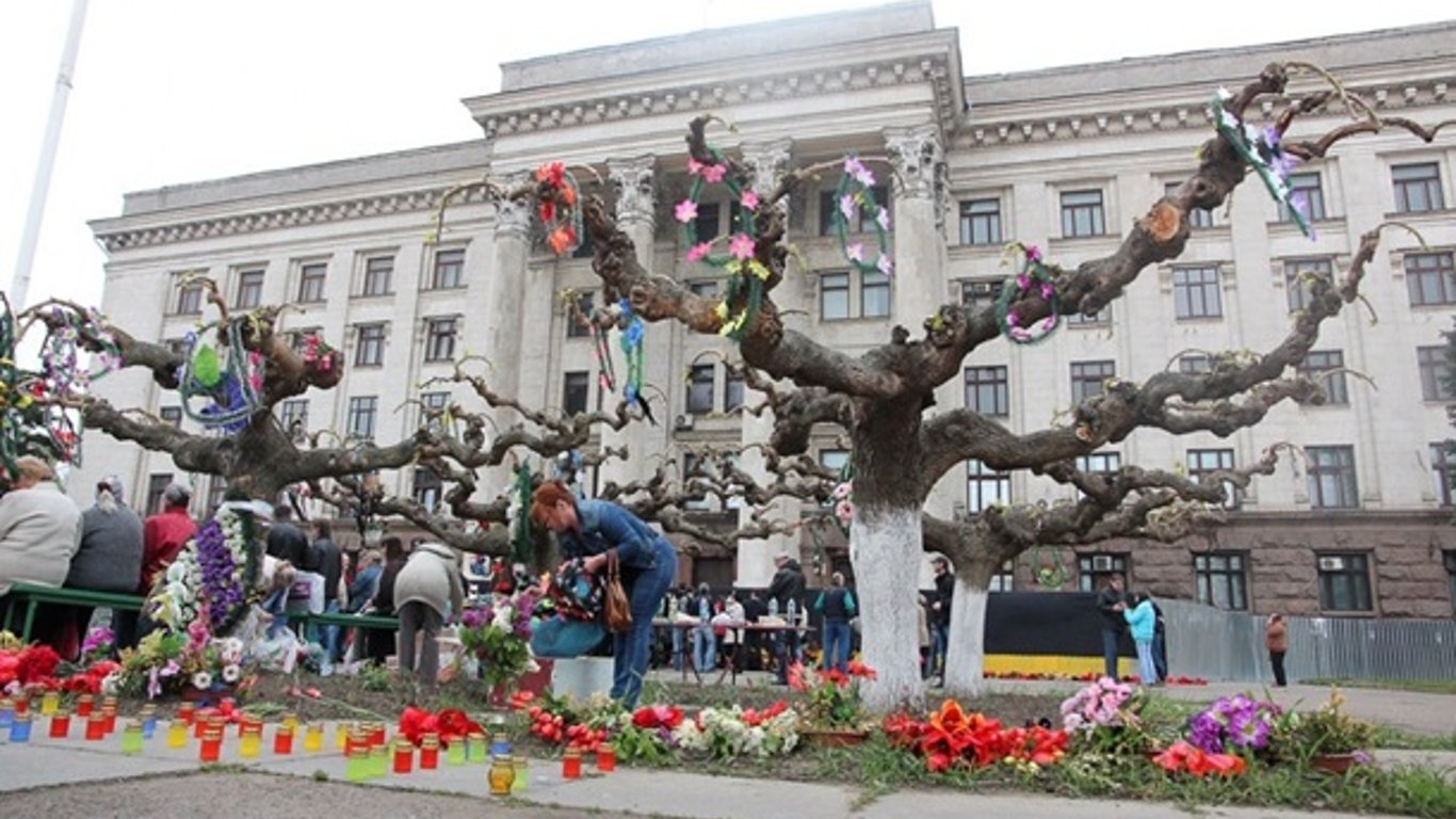 В Одессе вандалы подожгли цветы возле Дома профсоюзов