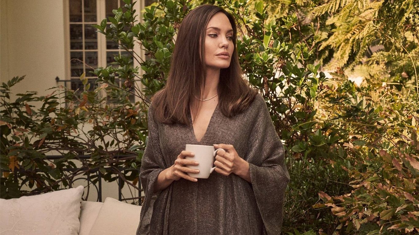 Анджелина Джоли засветила слишком худую фигуру в свитере - редкие фото