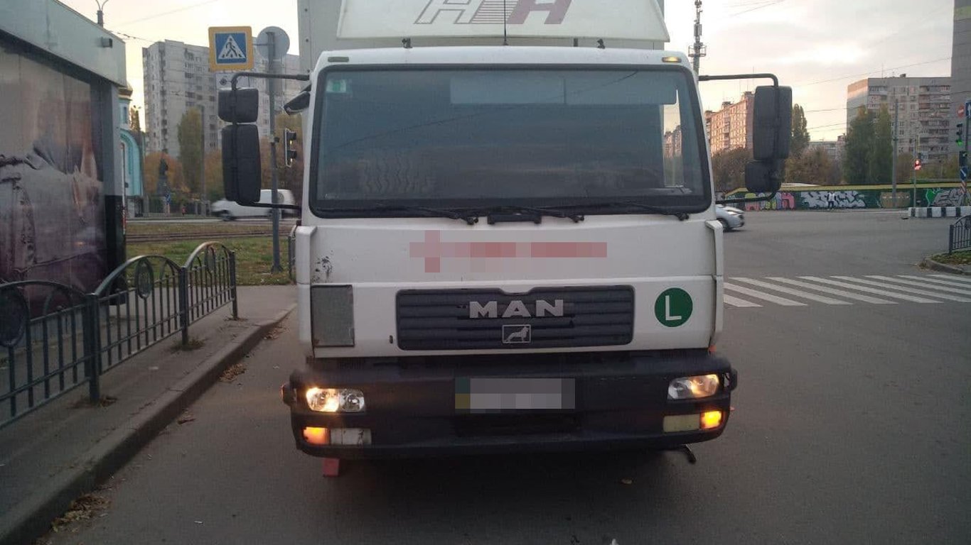 В Харькове водитель грузовика на улице Героев Труда сбил на переходе 12-летнего школьника