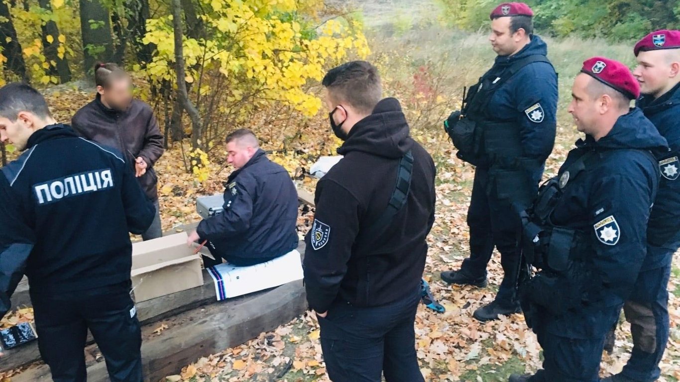 Торгівля наркотиками на Київщині - чоловік ховав наркотики в лісі