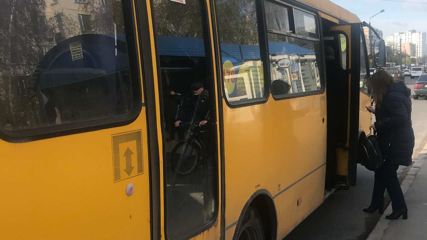 Кримінал в Києві - рецидивіст порізав пасажира маршрутки