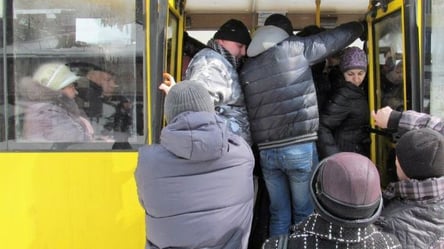 У Запоріжжі через перехід в "червону" зону почалися проблеми з транспортом: у черзі стоять по 100 осіб - 285x160