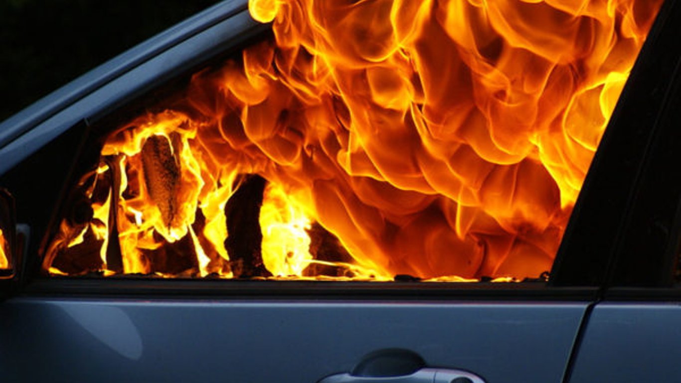 У Харкові судимий чоловік підпалив автомобільний майданчик - подробиці