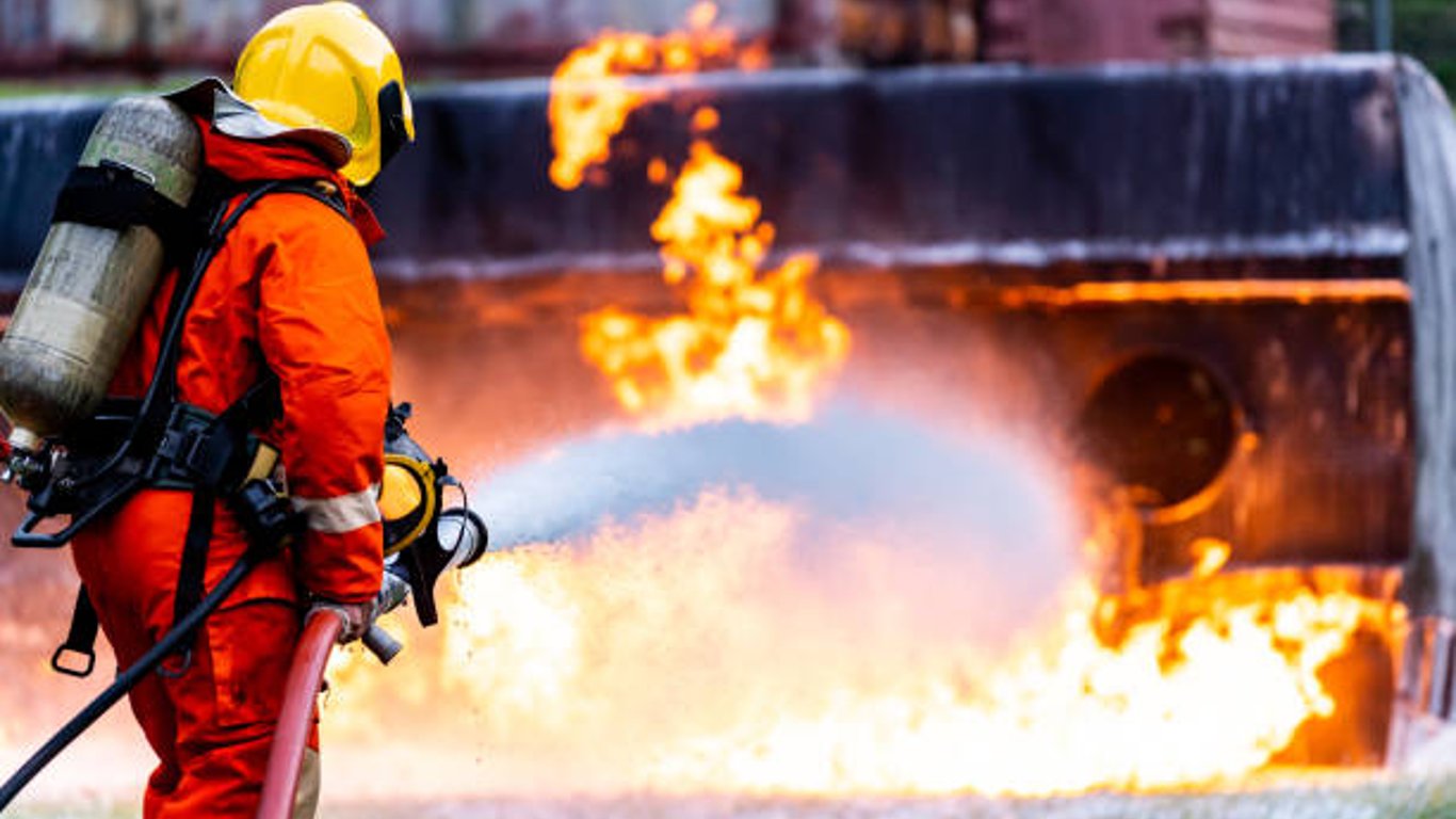 Пожар в Харькове - в подъезде горел мусоросборник - фото