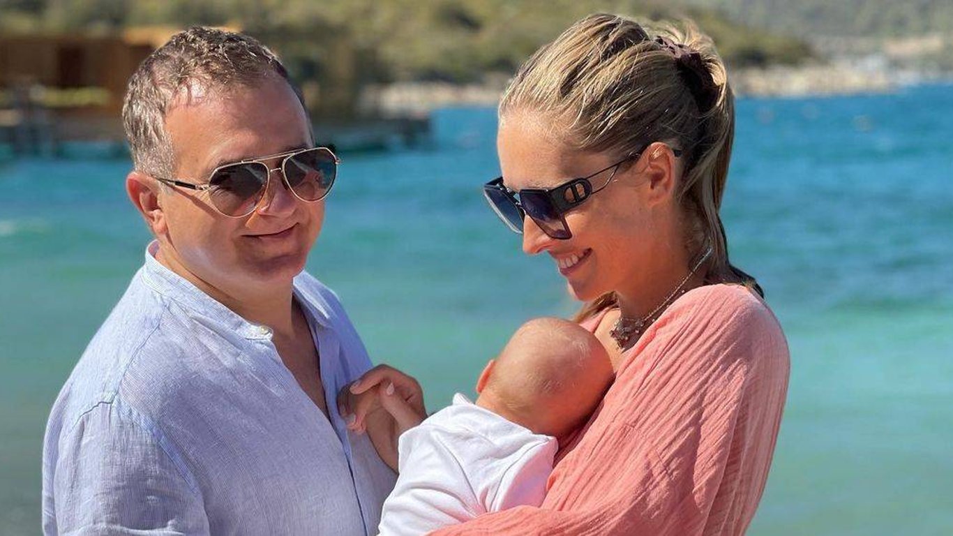 Катя Осадчая показала пляжные фото с новорожденным сыном и Горбуновым